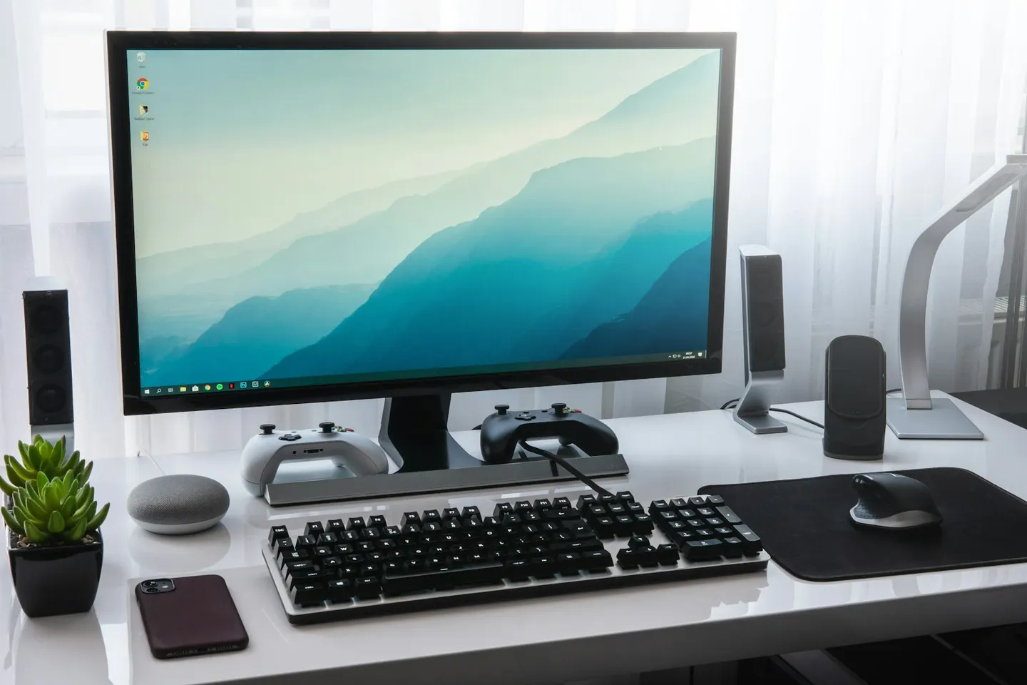 Setup com monitor, consola e periféricos