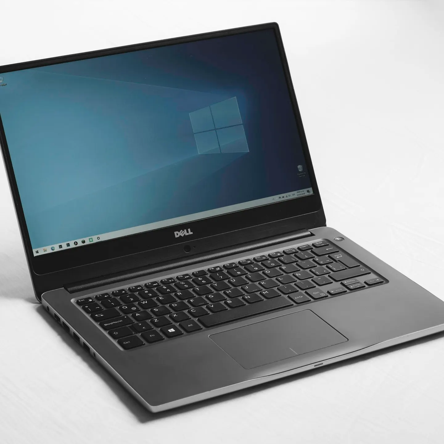 Portátil empresarial aberto com Windows