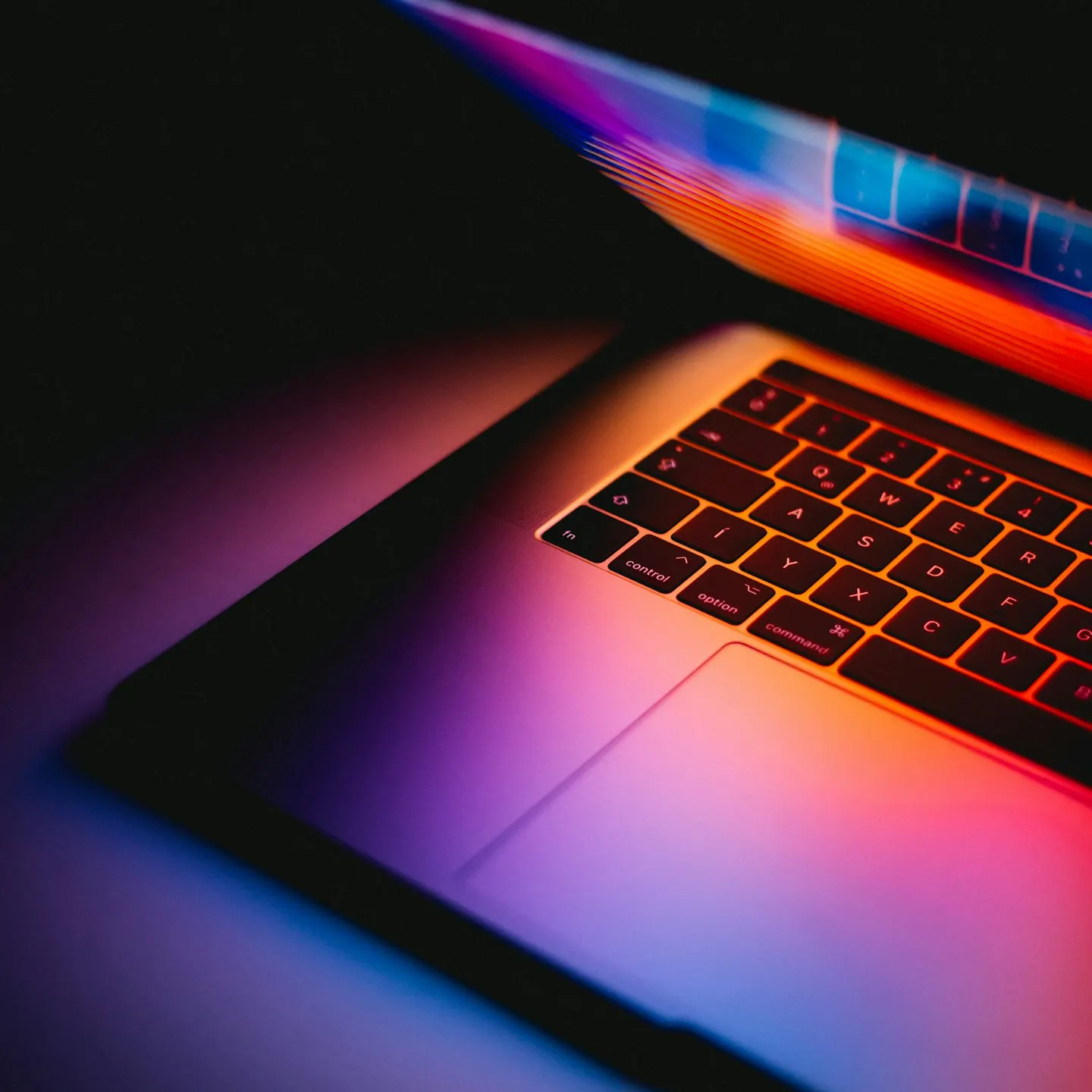 Portátil com teclado retroiluminado em tons de laranja