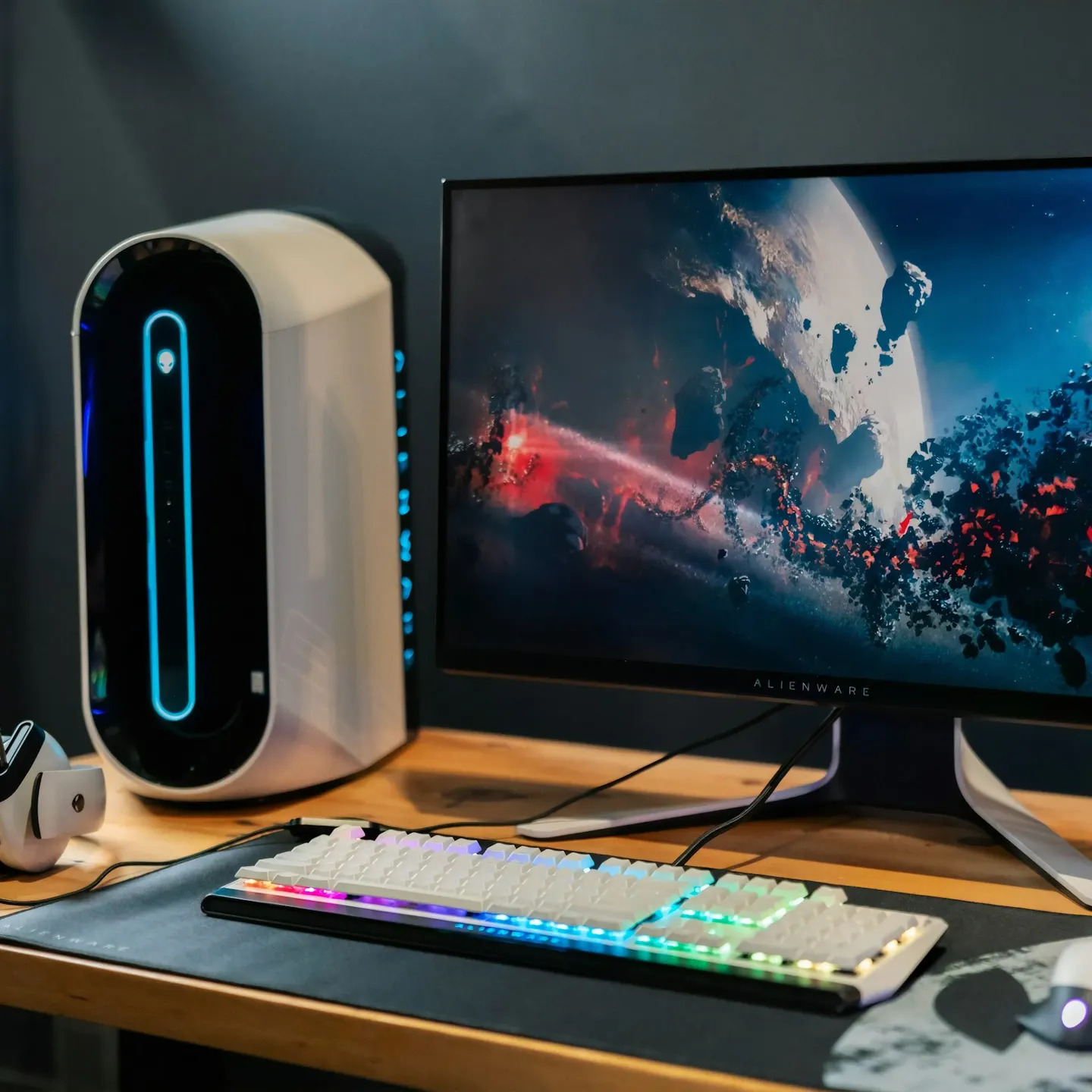 Torre gaming iluminada ao lado de um monitor