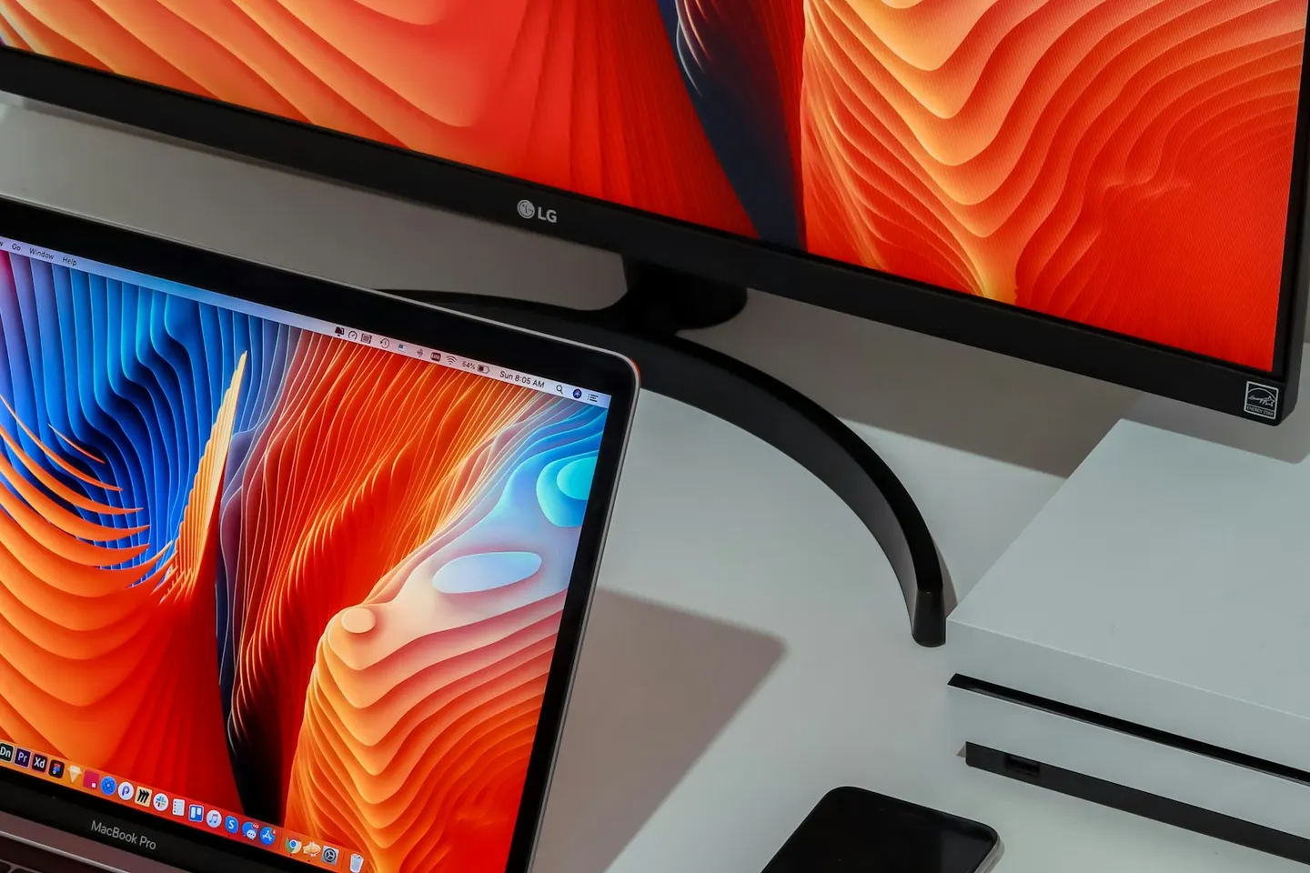 Secretária com portátil e monitor