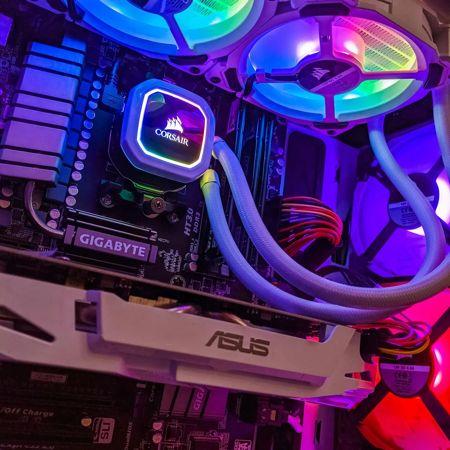 Interior de PC gaming com refrigeração líquida RGB