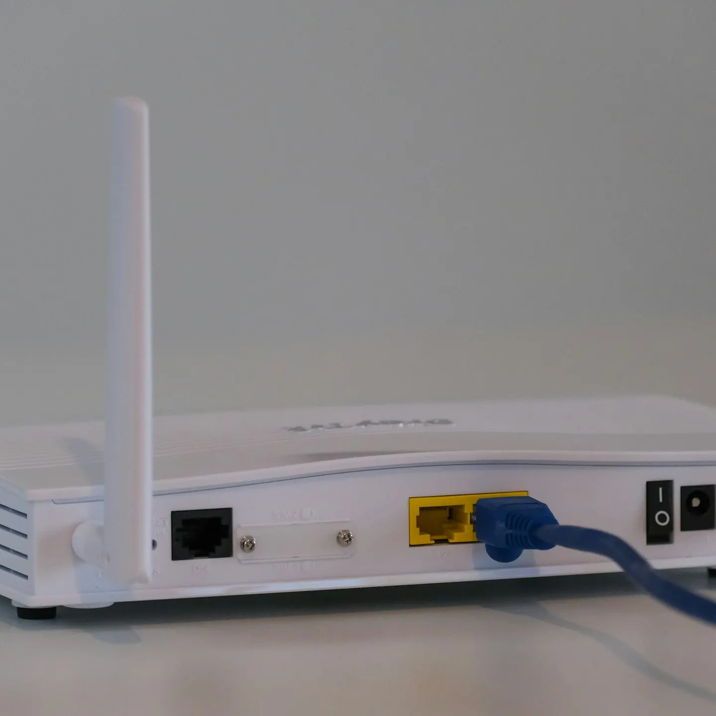 Router Wi-Fi com cabos de rede ligados