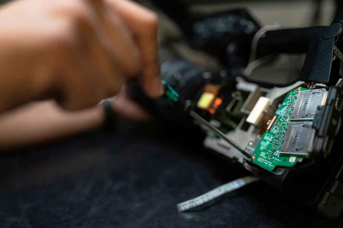 Técnico a reparar uma placa eletrónica