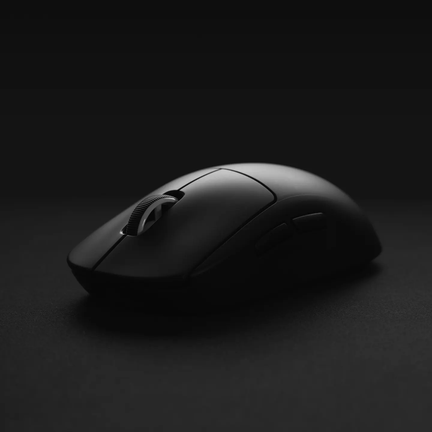 Rato gaming preto sobre fundo escuro