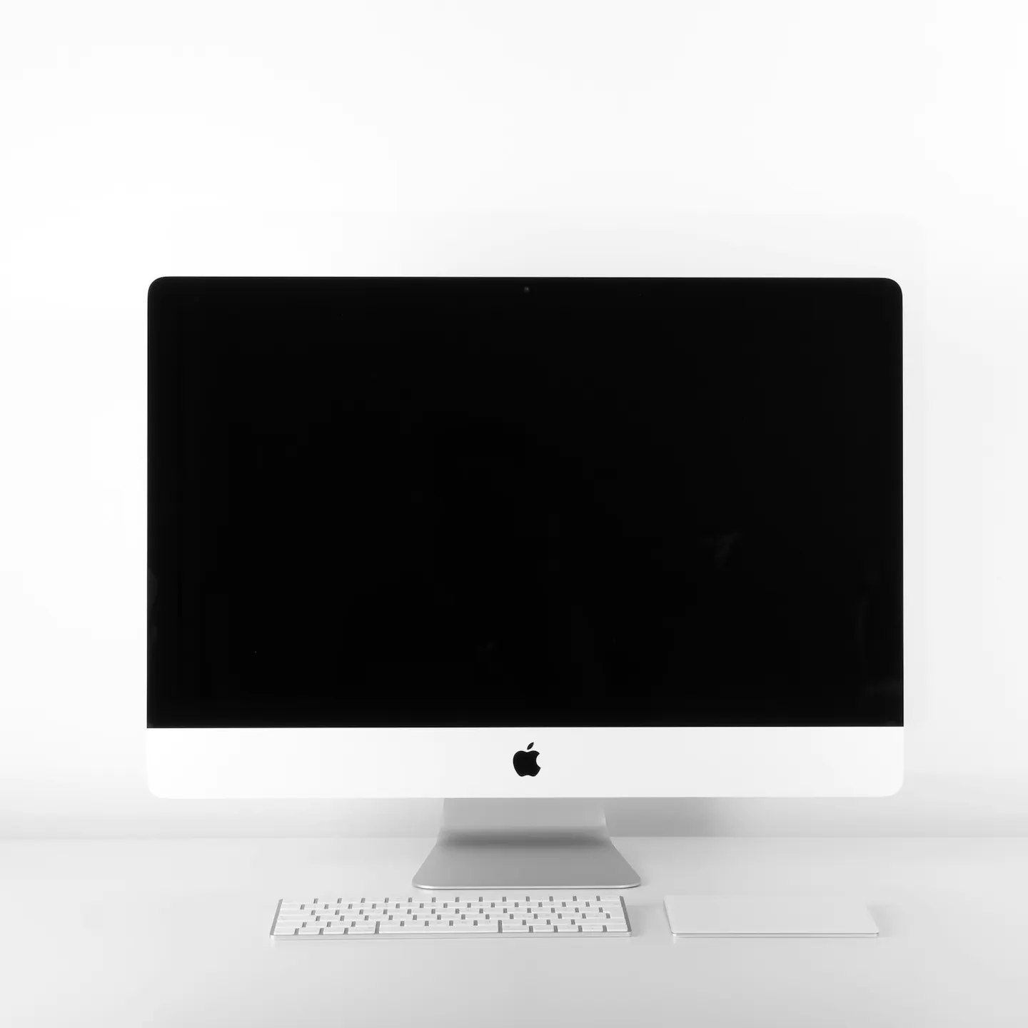 Monitor de 27 polegadas numa secretária com teclado