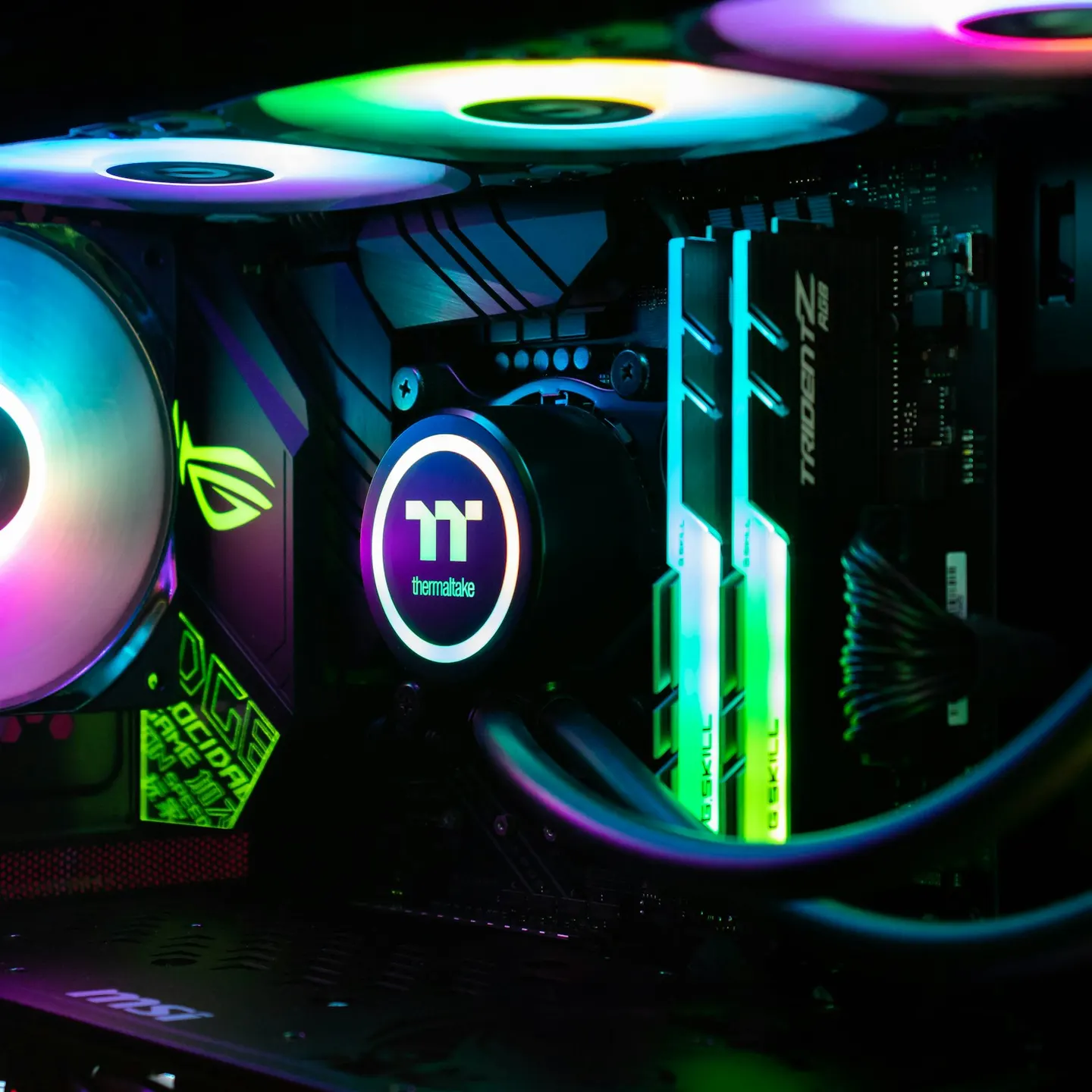 Memórias RAM RGB num PC com refrigeração líquida