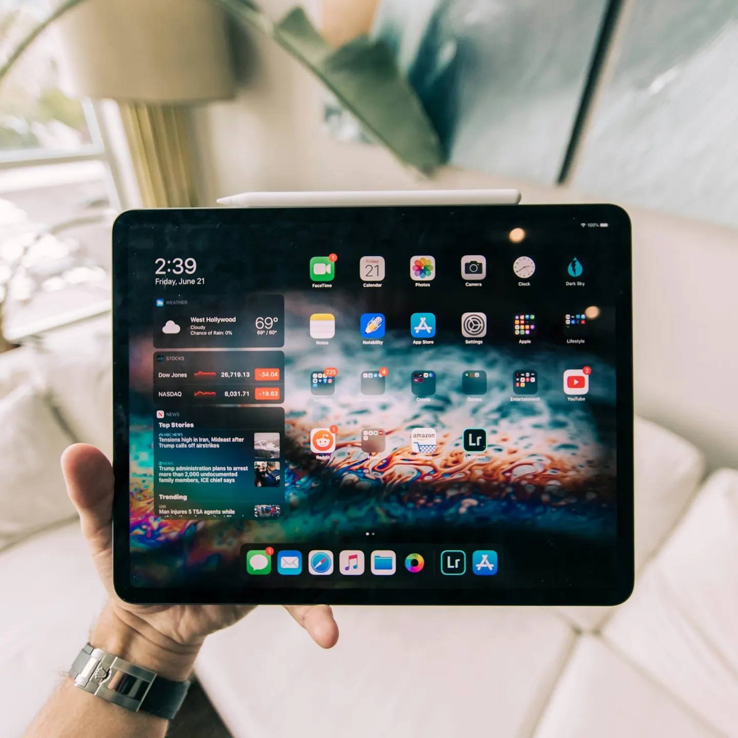 Tablet de 11 polegadas em cima de uma mesa